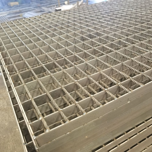 G323/40/100W鋼格柵板用于建筑走道其獨特優勢