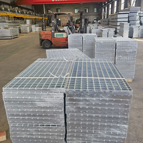 鋼格板表面處理方式對比：噴漆、鍍鋅、不銹鋼哪種更耐用？